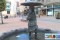 Estatua fuente mujer con paraguas